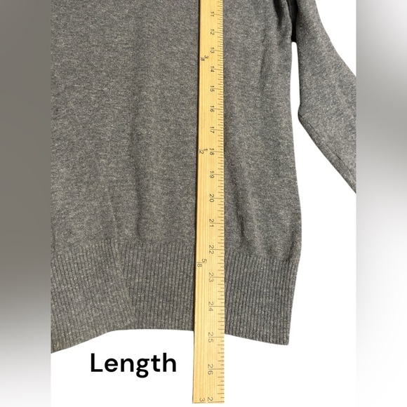 Gray V-Neck Sweater by Gap with Long Sleeves and Soft Texture - Picture 3 of 6